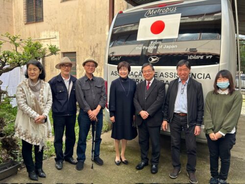 巡回診療車の前で