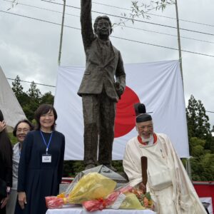 長野県阿南町の安倍神像神社に主人の銅像を建立
