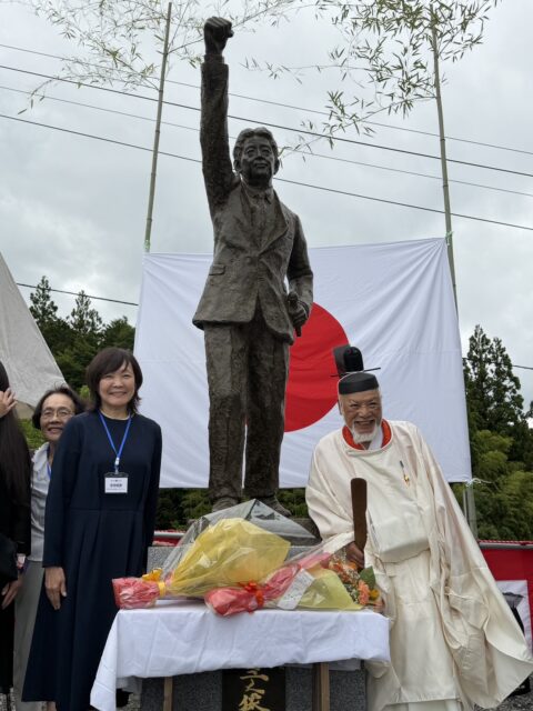 長野県阿南町の安倍神像神社に主人の銅像を建立