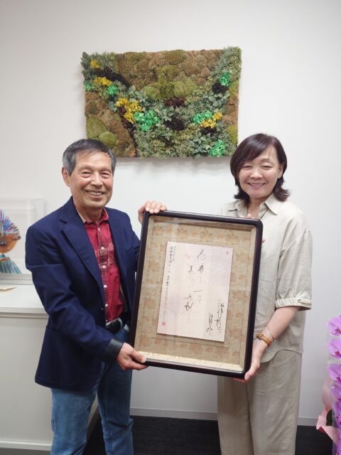 弁護士の丸山和也さん来所