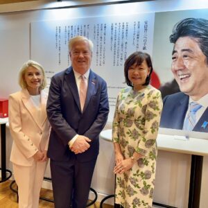 回顧展に米国グラス大使ご夫妻