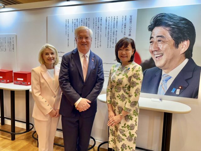 回顧展に米国グラス大使ご夫妻